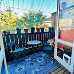 Ivy - Classical & Modern Apartment In Lovely Neighbourhood Near Beach